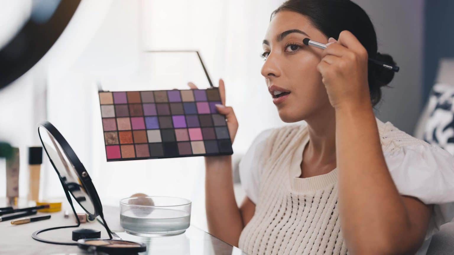 How do I put on eyeshadow? • Heli Beauty