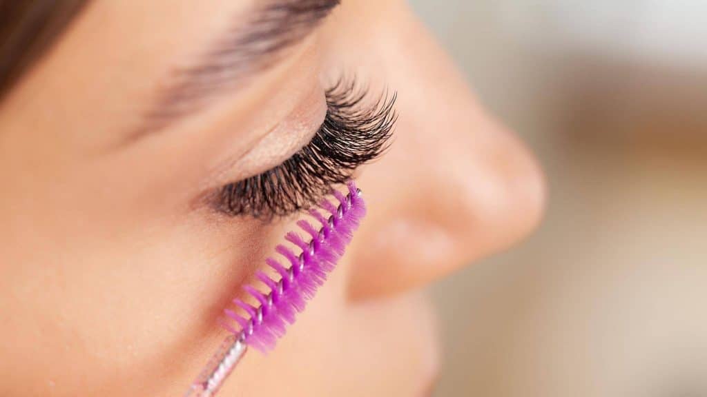 How to apply mascara