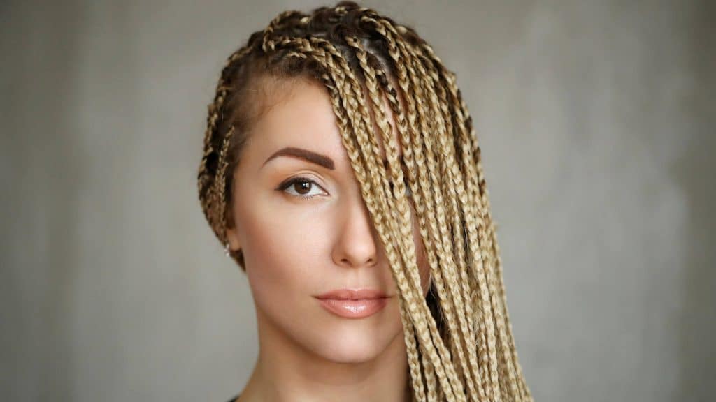 Heli Beauty salonunda profesyonel stilist tarafından yapılan örgü saçlar, araçlar ve aksesuarlarla birlikte gösteriliyor