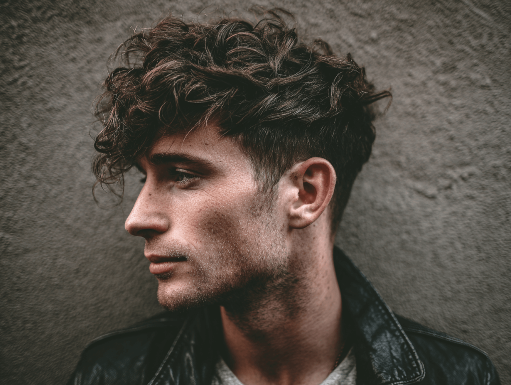Modern textured men’s haircut 2025, low-maintenance style