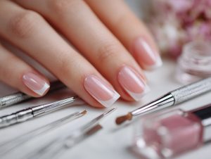 مراقبت‌های بعد از کاشت ناخن با مانیکور حرفه‌ای و ناخن‌های براق
